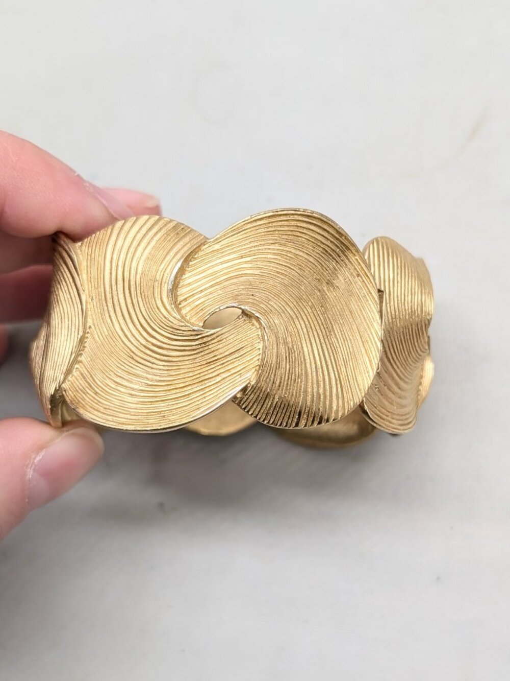 Vintage 1986 Signed Trifari Goldtone & Brown Enamel Cuff Bracelet - Picture 7 of 12